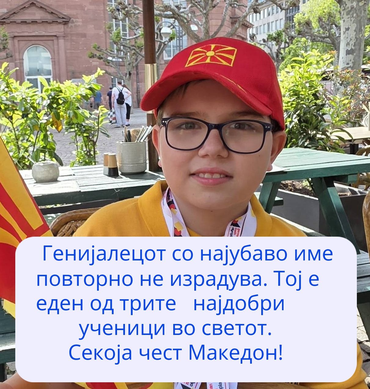 Македон Димитровски со сертификатот од американскиот SAT тест