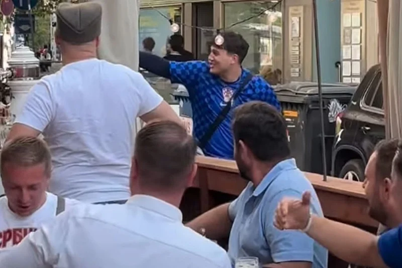 Хрват проаѓа покрај Српски навивачи во Минхен и тогаш … (Видео)